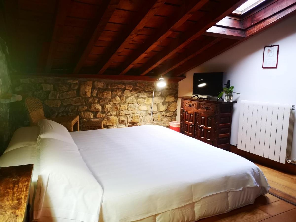 Posada Los Calderones Santillana del Mar Bagian luar foto